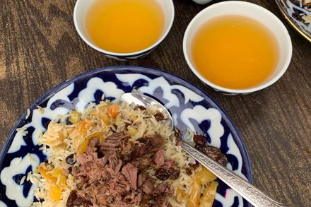 Плов с казы и чай в пиалах