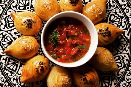 Самса из тандыра на узорчатом блюде с соусом