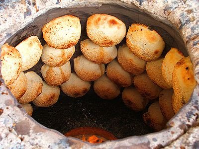 Лепёшки на стенках горячего тандыра